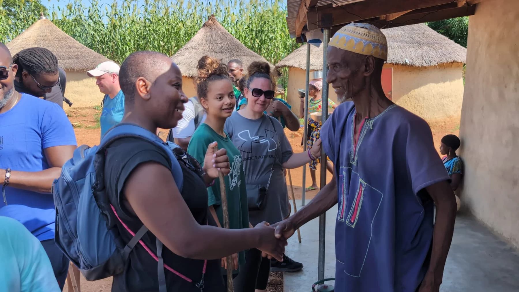 Un groupe accueilli par un habitant du village