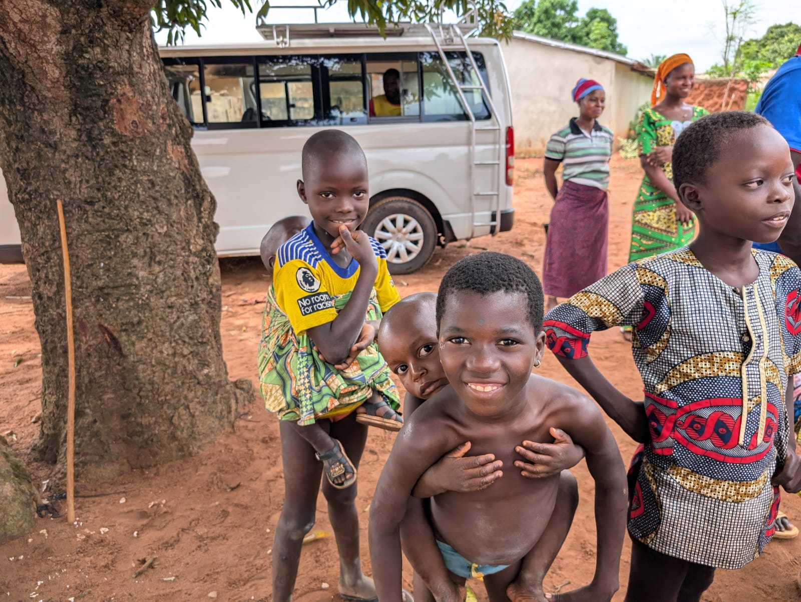Rencontre entre enfants et voyageurs au Bénin
