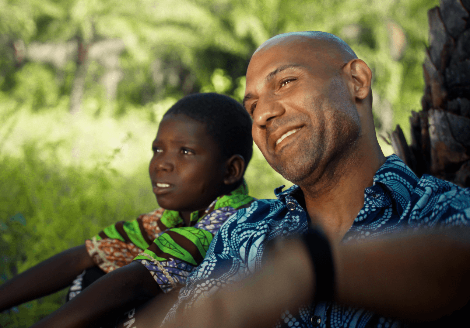Homme et enfant regardant au loin pendant l'immersion