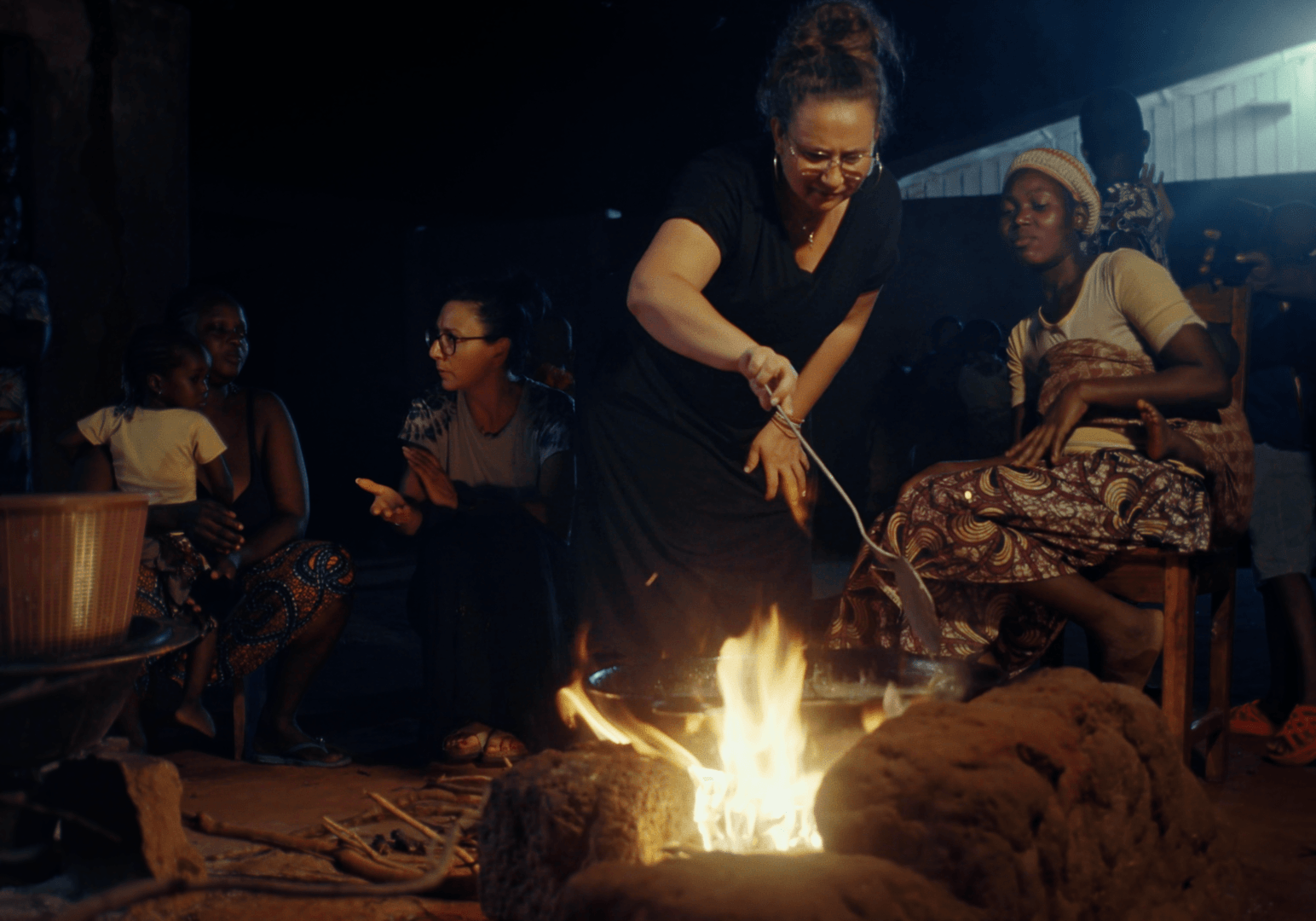 Femme utilisant une pompe à eau au village