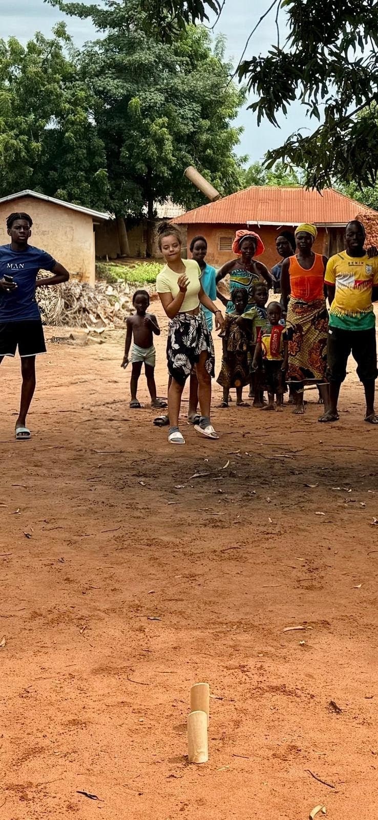 Enfants et habitants pendant un jeu au village